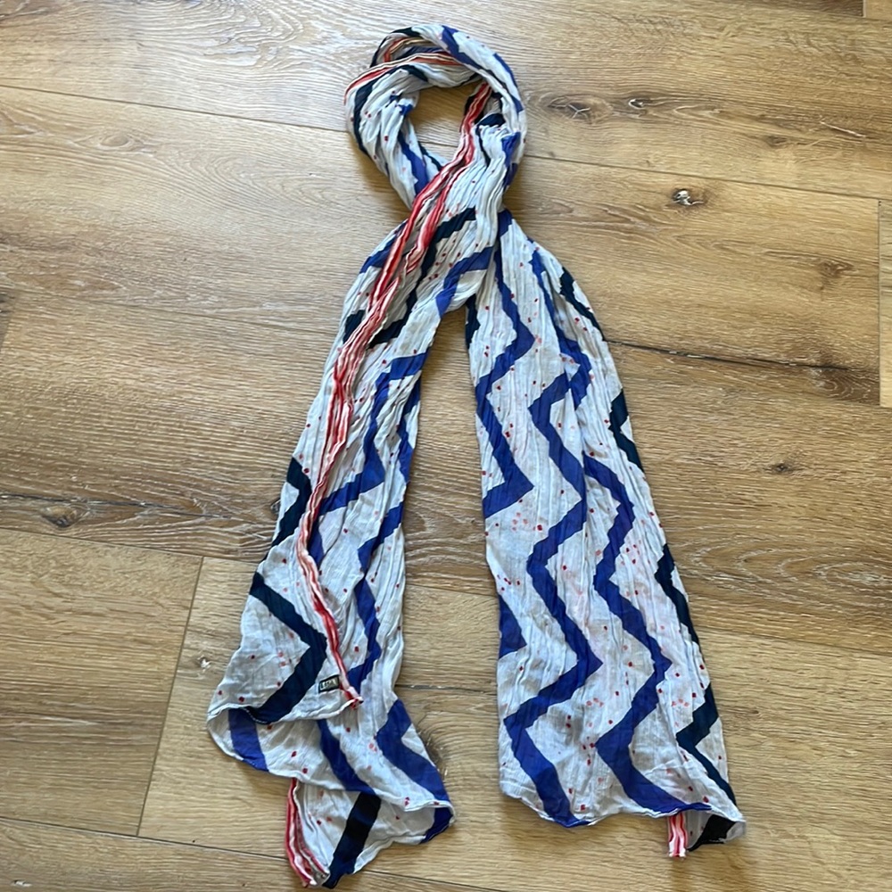 catimini light scarf in good conditions (designed in France)